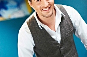 SAT.1 GOLD: "Die großen Stars der deutschen Schlagerszene bei mir zu Gast": Musicalstar Alexander Klaws moderiert "Goldschlager 2013 - Die Hits der Stars" (BILD)