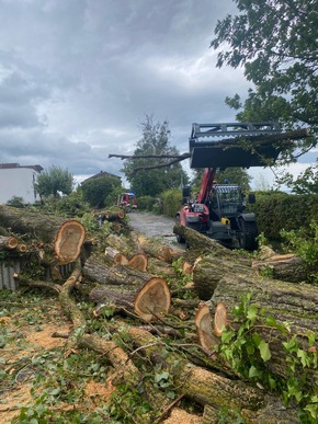 FW &Uuml;berlingen: Heftiges Unwetter fordert Feuerwehr und f&uuml;hrt zu 72 Eins&auml;tzen innerhalb kurzer Zeit / umgest&uuml;rzte B&auml;ume / vollgelaufene Keller / blockierte Fahrbahnen / abgedeckte H&auml;user