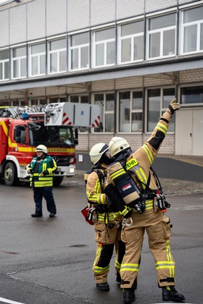 FW-EN: Hochhausbrandbekämpfung - Einsatzübung der Feuerwehr Hattingen