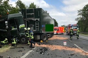 Feuerwehr Dinslaken: FW Dinslaken: Verkehrsunfall mit LKW