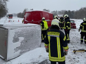FW-AUR: Umgestürzter Anhänger versperrt Fahrbahn