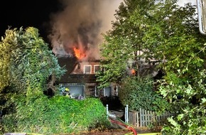 Kreisfeuerwehrverband Pinneberg: FW-PI: Abschlussmeldung: Schenefeld: Historisches Reetdachhaus brennt nieder. 10 Personen leicht verletzt. Feuerwehr &uuml;ber 10 Stunden im Einsatz.