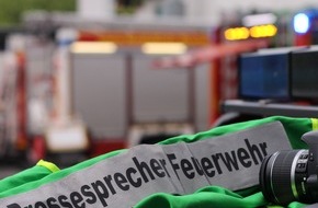 Feuerwehr Bochum: FW-BO: Verkehrsunfall mit einem Pkw und einer Straßenbahn in Bochum Laer