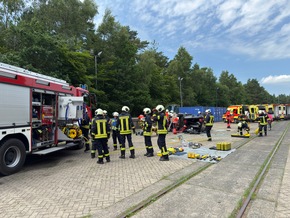FW-AUR: Feuerwehr und Rettungsdienst trainieren komplexe Unfallszenarien