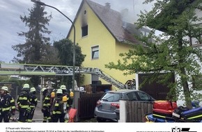 Feuerwehr M&uuml;nchen: FW-M: Zimmerbrand breitet sich auf Dachstuhl aus (Forstenried)