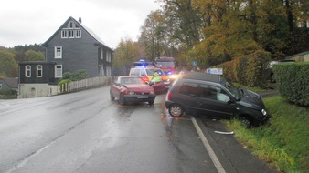 Polizei Rheinisch-Bergischer Kreis: POL-RBK: Wermelskirchen - VW landet nach Zusammenstoß im Straßengraben