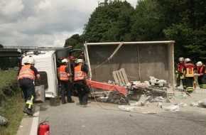 Polizeipräsidium Frankfurt am Main: POL-F: 080709 - 0804 BAB 661: Nach Lkw-Unfall: Wie durch ein Wunder bleibt beteiligter Pkw-Fahrer unverletzt (Lichtbilder beachten)