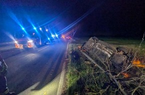 Polizeiinspektion Stade: POL-STD: Außenbordmotor in Stade entwendet, Bei Parkmanöver Auto in Stade beschädigt - Polizei sucht Zeugen, VW-Bus auf der Autobahn ausgebrannt, 76-jähriger Autofahrer bei Unfall schwer verletzt