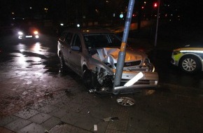 Polizei Mönchengladbach: POL-MG: Fahrzeug prallt gegen Ampelmast - Fahrer stark angetrunken