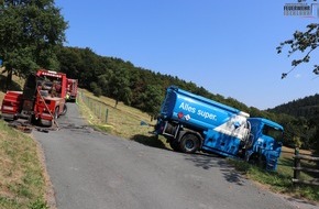 Feuerwehr Iserlohn: FW-MK: Tankwagen mit Heizöl kam vom Weg ab