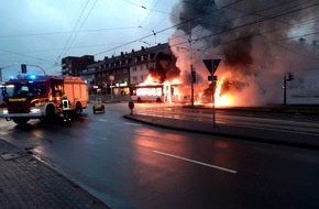 Feuerwehr Gelsenkirchen: FW-GE: Linienbus brennt komplett aus in Horst-Mitte