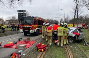 Feuerwehr Dresden: FW Dresden: Schwerer Verkehrsunfall mit mehreren Verletzten