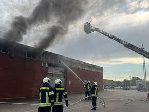 FW-AUR: Brennende Transporter in Hallenkomplex