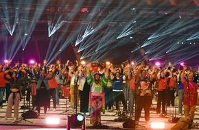 REKORD-INSTITUT für DEUTSCHLAND: Neuer RID-Weltrekord: »größte live spielende Rockband« musiziert mit 1.231 Bandmitgliedern im Deutsche Bank Park Frankfurt