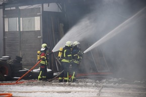 FW-SE: Feuer zerstört Hallenkomplex