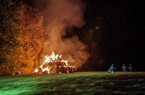 Feuerwehr Essen: FW-E: Mehrere Rundstrohballen brennen auf einer Fläche von rund 200 Quadratmetern in voller Ausdehnung