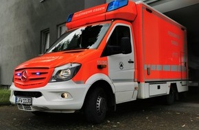 Feuerwehr Essen: FW-E: Übergriff auf Einsatzkräfte des Rettungsdienstes - Notfallsanitäter leicht verletzt, Polizei überwältigt Angreifer