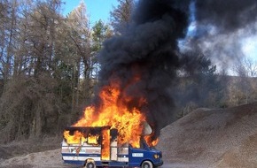 DEKRA SE: DEKRA Brandversuch mit Reisemobil / Lebensretter Rauchmelder: Nur 1-3 Minuten Zeit zum Löschen
