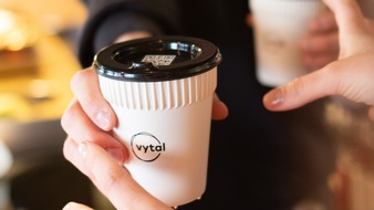 VYTAL Global GmbH: VYTAL spart eine Million Einwegverpackungen und startet mit eigenem Mehrweg-Kaffeebecher für Coffee-to-go