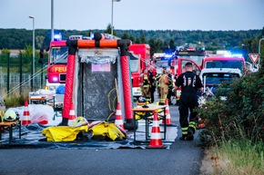 FW Mechernich: Übung ABC-Zug: Briefumschlag im Zustellstützpunkt der Deutschen Post Mechernich löst Gefahrguteinsatz aus