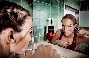 SAT.1: "Frauen können mit Schmerzen besser umgehen!" Kickbox-Weltmeisterin Dr. Christine Theiss steigt furchtlos in den Ring - am Freitag um 22.30 Uhr in SAT.1 (mit Bild)