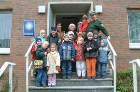 Polizeiinspektion Hameln-Pyrmont/Holzminden: POL-HOL: Kinderspielkreis Pegestorf besucht Polizei Bodenwerder: Polizei zum Anfassen