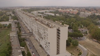 Kabel Eins: Wohnen extrem! Mit "Abenteuer Leben" hinter den Kulissen von "Corviale", dem längsten Hochhaus Europas - am 26. August 2012 um 22.15 Uhr bei kabel eins (BILD)