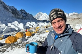 ProSieben: Luxustourismus am Mount Everest: Harro Füllgrabe erklimmt am Sonntag, 27. August, für "Galileo X-Plorer" den Gipfel des Reichtums