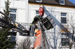 Feuerwehr Dortmund: FW-DO: 26.03.2016 - Dortmund-Berghofen
Ungewöhnlicher Einsatz für die Spezialeinheit-Bergung
Gekippter Möbellift drohte abzustürzen