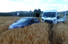 Polizei Minden-Lübbecke: POL-MI: Fahrzeuge landen nach Unfall im Getreidefeld