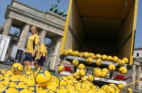Postbank: Postbank: Fünftausend Bälle für Berlin / Dankeschön-Aktion für die Berliner Fußball-Fans / Postbank verschenkt 5.000 gelbe Fußbälle vor dem Brandenburger Tor