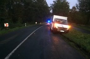 Polizeiinspektion Wilhelmshaven/Friesland: POL-WHV: Verkehrsunfallflucht in Bockhorn - Transporter musste ausweichen und blieb in der Berme stecken (FOTO) - Polizei sucht zur Aufklärung Zeugen