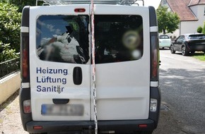 Kreispolizeibehörde Herford: POL-HF: Roller fährt ungebremst in Kleintransporter - Fahrer leicht verletzt