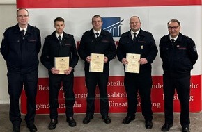 Feuerwehr Altenbeken: FW-PB: Führungswechsel beim Löschzug Altenbeken: Neue Leitung bringt 55 Jahre Erfahrung mit