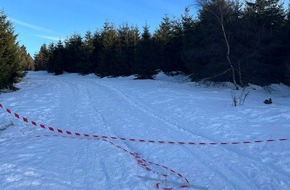 Kreispolizeibehörde Hochsauerlandkreis: POL-HSK: Auto zerstört Loipe im Skigebiet
