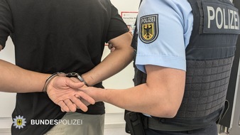 Bundespolizeidirektion München: Bundespolizeidirektion München: Streit eskaliert / Mann versucht Rollstuhlfahrer Treppe hinunterzustoßen