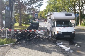 Polizeipräsidium Nordhessen - Kassel: POL-KS: Containerbrand greift auf Wohnmobil und Werbetafel über: Kripo sucht Zeugen