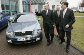 Skoda Auto Deutschland GmbH: Staatsminister Grüttner besucht Skoda Auto Deutschland