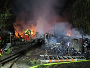 FW-Heiligenhaus: Feuerwehr löscht brennende Gartenlaube (Meldung 24/2021)