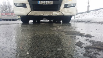 Polizeidirektion Flensburg: POL-FL: Schlimmeres verhindert, LKW trotz Unfallschaden auf der Autobahn unterwegs in Richtung Süden
