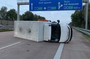 Polizeiinspektion Delmenhorst / Oldenburg - Land / Wesermarsch: POL-DEL: Autobahnpolizei Ahlhorn: Kleintransporter kippt auf der Autobahn 1 im Bereich der Gemeinde Stuhr auf die Seite +++ Sperrung des rechten und mittleren Fahrstreifens sorgt ...