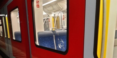 Bundespolizeidirektion München: Bundespolizeidirektion München: Unbekannte werfen Schild gegen S-Bahn / Beschädigungen an Zügen