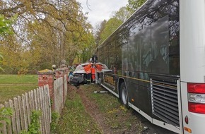Kreisfeuerwehrverband Lüchow-Dannenberg e.V.: FW Lüchow-Dannenberg: Schwerer Verkehrsunfall in Streetz (Ldkrs.Lüchow-Dannenberg) +++ Transporter kollidiert mit Linienbus +++ Fahrer schwerstverletzt eingeklemmt