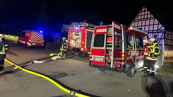 FW-OE: Gartenlaubenbrand in Obervalbert - Feuerwehr verhindert Ausbreitung auf Dachstuhl eines Wohnhauses