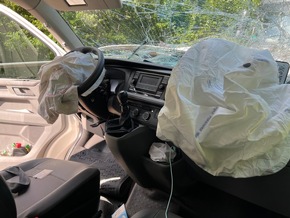 FW-PL: Verkehrsunfall auf der B236 - Fahrer schwer verletzt, couragierte Ersthelferin
