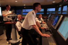 Deutsche Marine - Pressemeldung (Feature): Seefahrt im Simulator - Trotz Werftliegezeit ist die Korvette &quot;Erfurt&quot; ständig in Bewegung