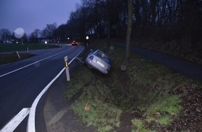 Kreispolizeibehörde Herford: POL-HF: Ausweichmanöver- Audi rutscht in Graben