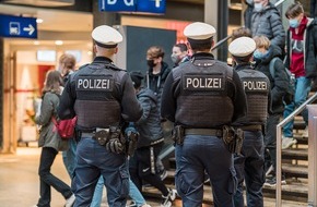 Bundespolizeidirektion München: Bundespolizeidirektion München: 44-Jähriger trägt Namensschild mit Doppelsiegrune