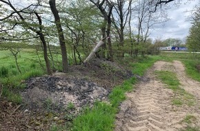 Polizeidirektion Ratzeburg: POL-RZ: Verbrannter Müll auf einem Feldweg gefunden - Zeugen gesucht