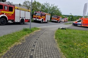 Feuerwehr Hattingen: FW-EN: Gefahrguteinsatz und Brand an einer Photovoltaikanlage - Hattinger Feuerwehr zweimal mit Großaufgebot im Paralleleinsatz